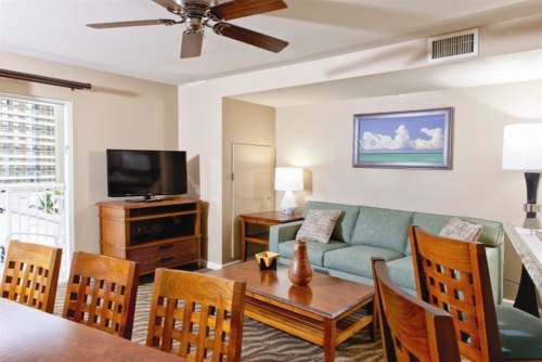 Wyndham Waikik-Living Room